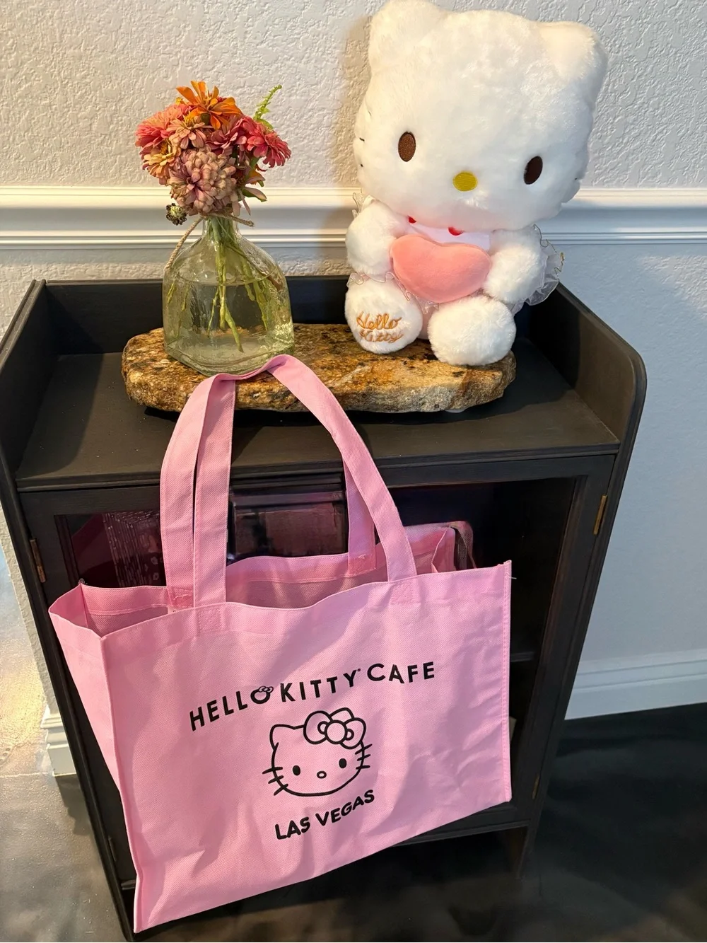 Hello Kitty Cafe Las Vegas Bag Tote & Heart Plush Stuffed Toy Gift Set Souvenir